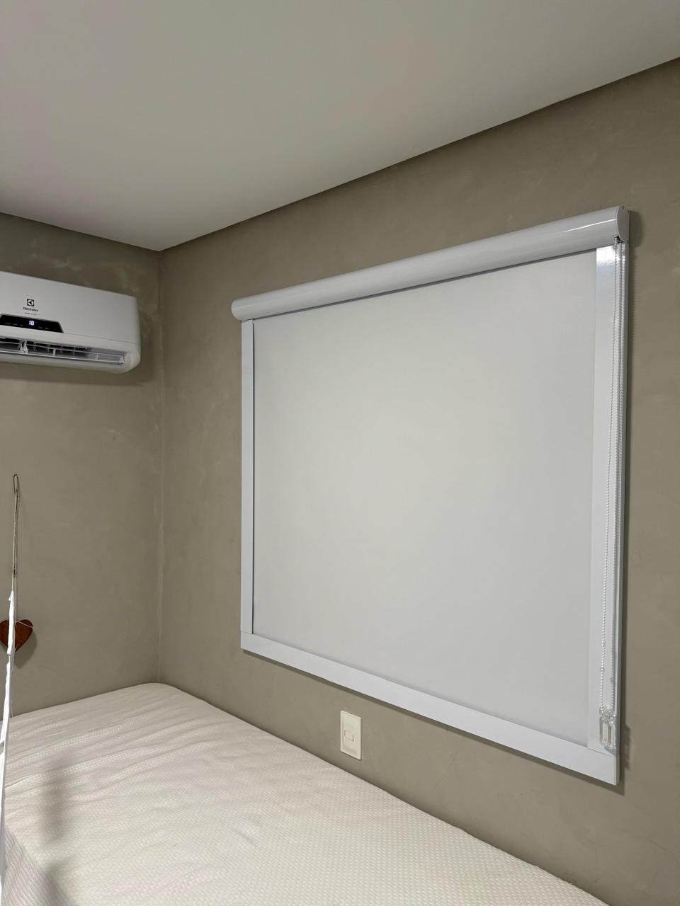 Cortina rolô caixa box branca fechada, bloqueando a luz do quarto